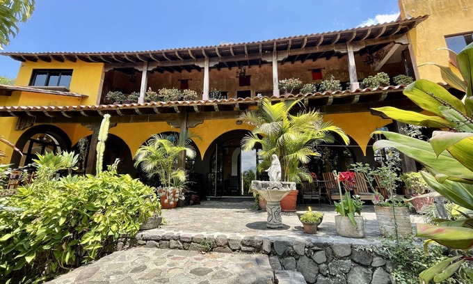 Santa Cruz La Laguna House | Stunning 4 Bedroom Large House, Steps from Lake Front with Starlink WiFi