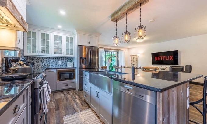 Port Weller West House | Stunning 4BD Home Near Sunset Beach - Patio - BBQ