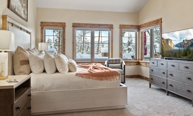 The Highlands House | Stunning 5 BDR Retreat, Private Hot Tub, Views