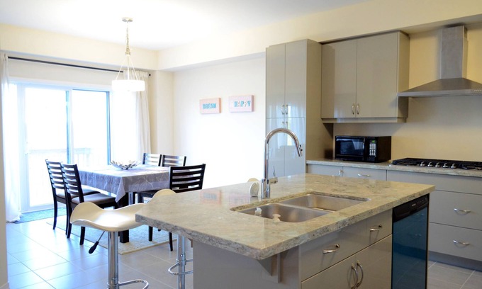 County of Brant House | Stunning 5-bed, 4-bath retreat with gourmet kitchen, Double oven & gas cooktop,