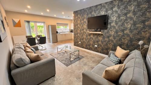 Barnt Green House | Stunning 5 Bed House - Central Solihull, NEC, B'ham Airport, Business and Leisure Stays