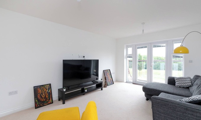 Ashford House | Stunning 5-Bed House in Ashford
