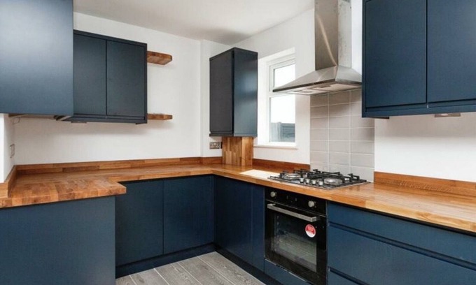 Rushmoor District House | Stunning 5 bed! Perfect for contractors and families. Free parking and wifi!