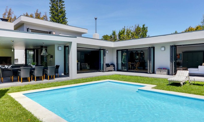 Constantia House | Stunning 5 bedroom en-suite home with tennis court