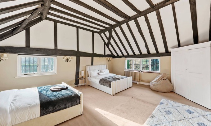 West Horsley House | Stunning 6 Bedroom Countryside Mansion with Swimming Pool and Tennis Court