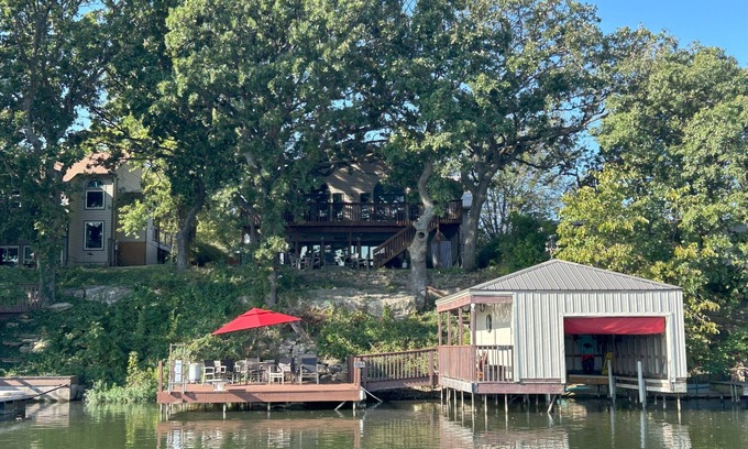 Alma House | Stunning 6Bedroom Lakefront Lodge on Beautiful Lake Wabaunsee-WiFi,Blackstone,AC