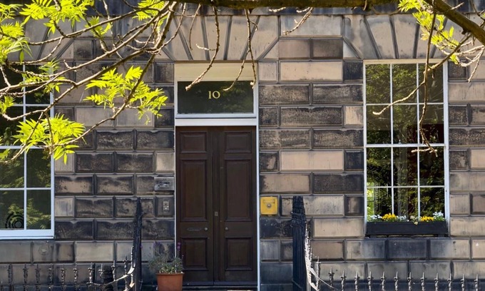 New Town Apartment | Stunning apartment with spectacular views 5 minutes walk from Princes Street