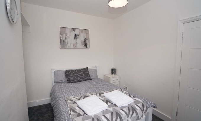 Loxford Apartment | Stunning Apt | Free Parking | Private Garden