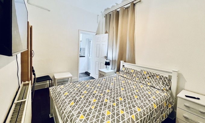 Loxford Apartment | Stunning Apt | Free Parking | Private Garden