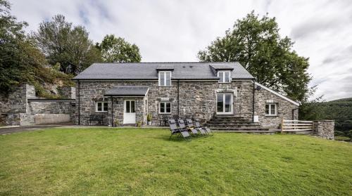 Betws Gwerfil Goch House | Stunning Barn Conversion with HOT TUB and ALPACAS - Ty Cerrig Barn