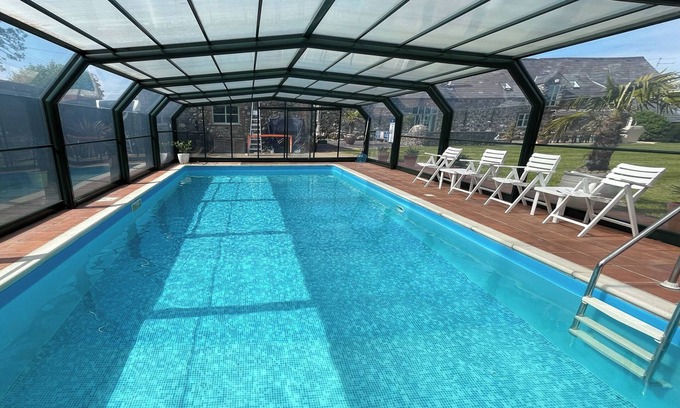 Chwilog House | Stunning Barn with Heated Swimming Pool & Tennis Court