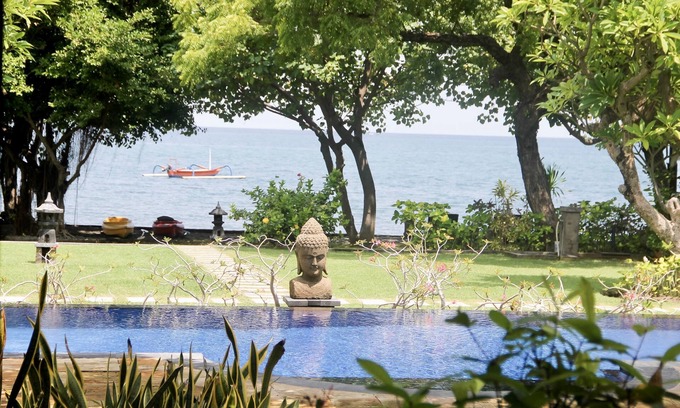 Pemuteran Villa | Stunning beachfront villa with pool, lush gardens, staff, and top activities!