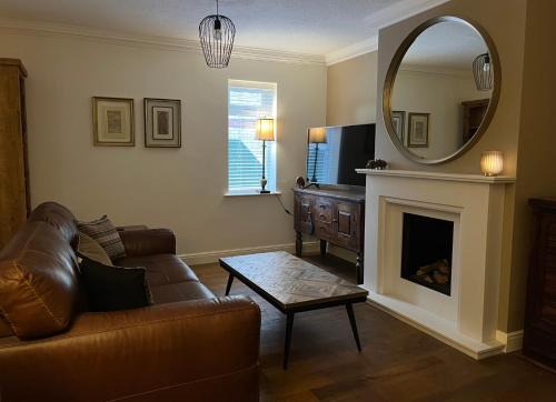 Woodmansey House | Stunning Beverley Bungalow w Fireplace, private parking, and garden