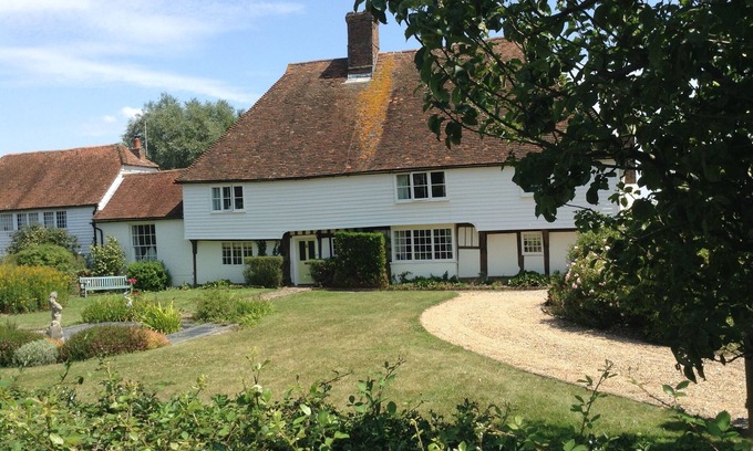 Rolvenden House | Stunning C15th Hall House, private heated pool set in large gardens, sleeps 10