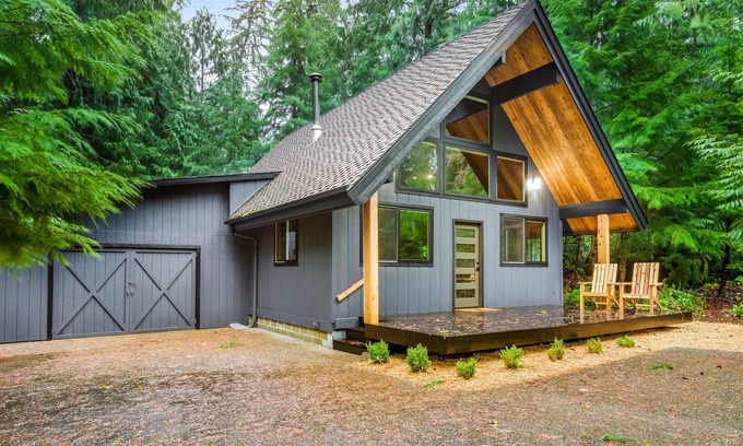 Union House | Stunning cabin near golf with cozy patio & game room with Ping Pong, board games