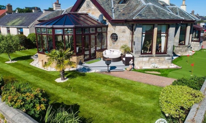 Levenmouth Villa | Stunning Central Villa by Golf Course & Beach