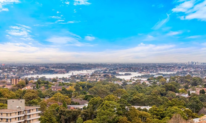 St. Leonards Apartment | Stunning City and Water View Apartment