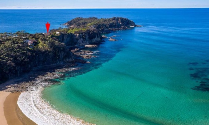 Malua Bay House | Stunning Clifftop Oasis: Breathtaking Ocean Views