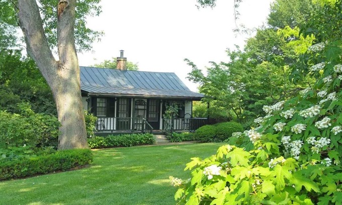 Prospect Apartment | Stunning Cottage in Famous KY Garden | Sleeps 2