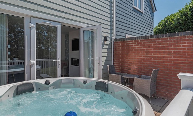 Burgh le Marsh Cottage | Stunning cottage with one king-size double.