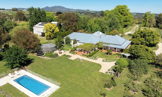 Canobolas House | Stunning Country Getaway - Pool + Tennis Court