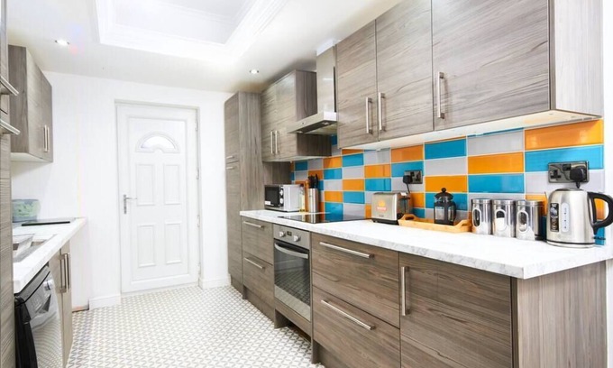Doncaster House | Stunning Doncaster House - Sleeps 8 - by PureStay