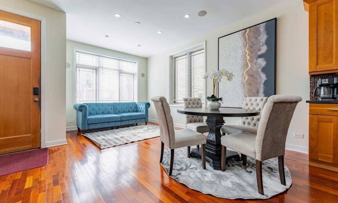 Pulaski Park House | Stunning Duplex-4BD/3BA *Prime Location* Sleeps 12