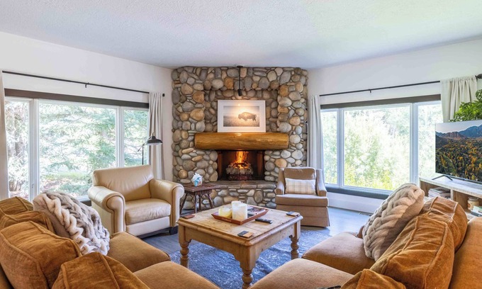 Elkhorn Village Condo | Stunning Elkhorn Condo with Sauna, Hot Tub, + More!