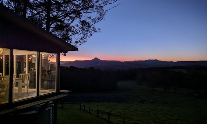 Morton House | Stunning escarpment views - 15 min from Mollymook Beach, boutique Milton village