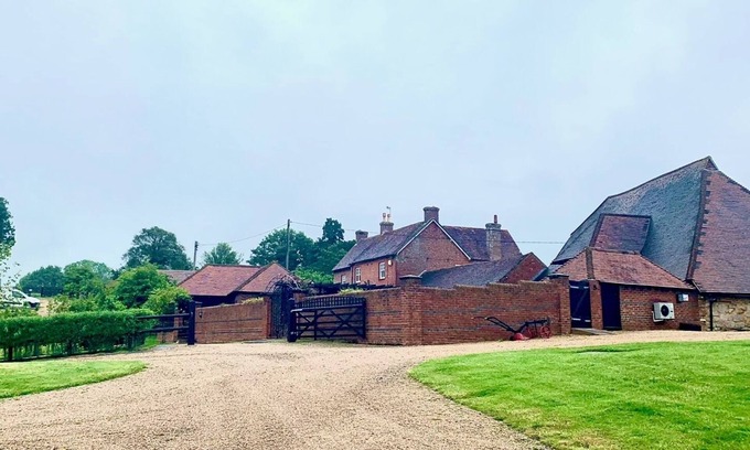 Cowbeech Villa | Stunning Estate sleeps 22 private parking & garden