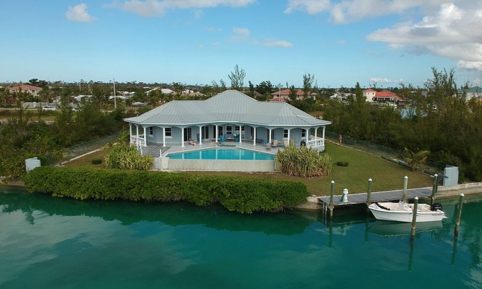 Bahamia West House | Stunning Freeport Grand Bahama Villa on Canal, with Infinity Pool & 40 ft dock