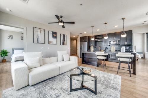 Deep Ellum Apartment | Stunning highrise downtwn Dallas