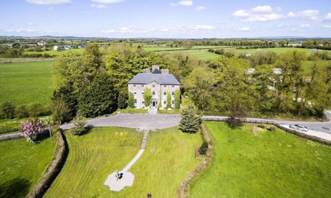 Coolbawn House | Stunning historic manor house with WiFi near charming Nenagh