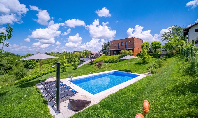 Lekenik House | Stunning home in Barbarici Kravarski