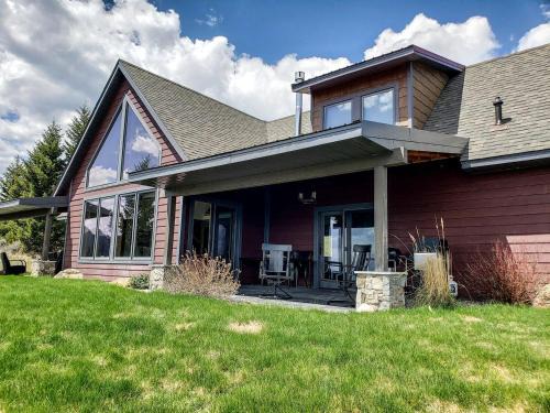 McAllister House | Stunning Hollowtop House with Panoramic Lake and Mountain Views near Ennis, Montana