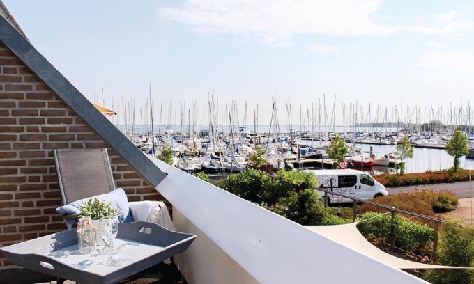 Bruinisse House | Stunning home in Bruinisse with kitchen