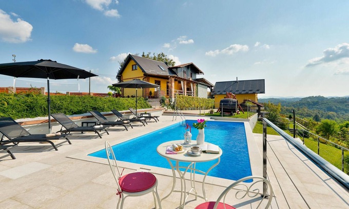 Cestica House | Stunning home in Cestica with sauna