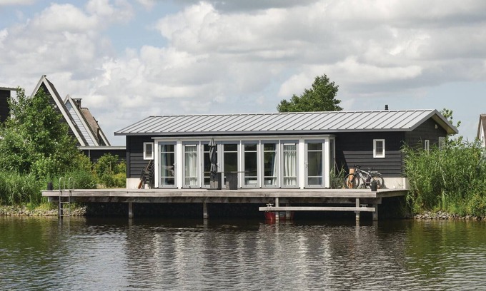 Zuideinde House | Stunning home in Giethoorn with WiFi