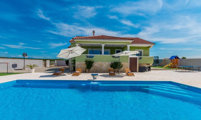 Sveti Filip i Jakov House | Stunning home in Gornje Rastane