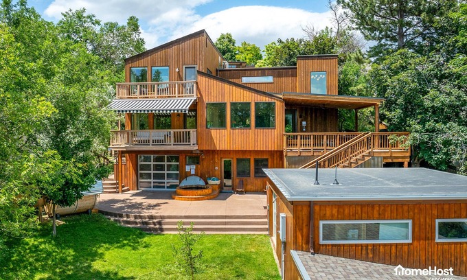 Newlands House | Stunning Home w/Hot Tub, Sauna & Mountain Views! 10-Min to Downtown & CU