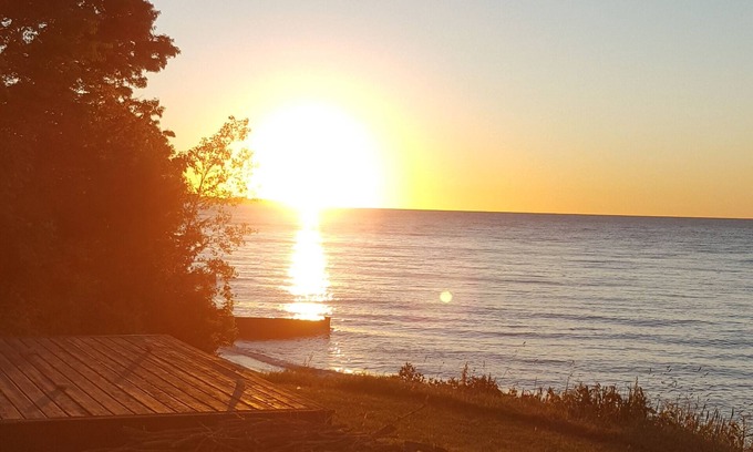 Romney Cottage | Stunning Lake Erie Waterfront