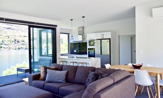 Frankton House | Stunning Lake House in Queenstown
