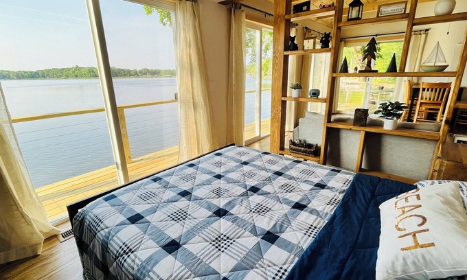 South Haven Cabin | Stunning Lake View - Cabin 11