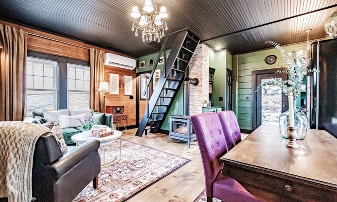 Bridgton House | Stunning Library Tiny Home *Private Hot Tub*King Bed*Minutes to Lakes & Hiking