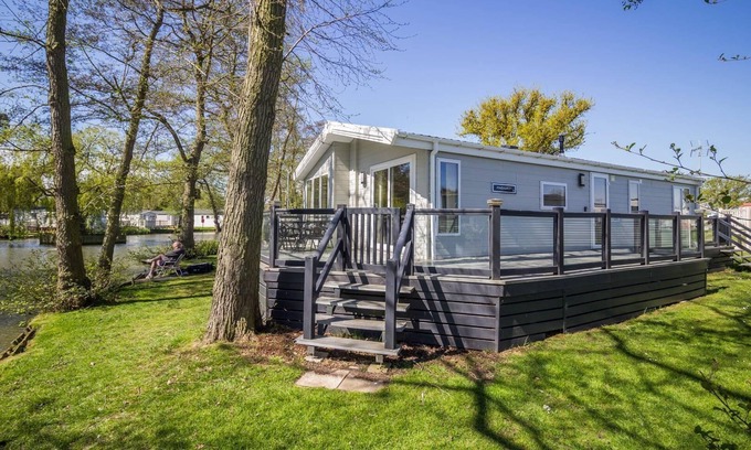 Clacton-on-Sea Cabin | Stunning lodge boasting lake views at Weely Bridge Holiday Park ref 69005L