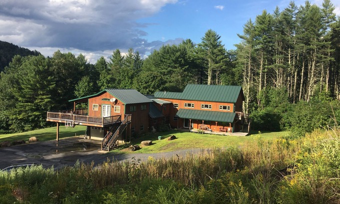 South Royalton House | Stunning Log Home, 7 Bed/4 Bath. Mountain View!