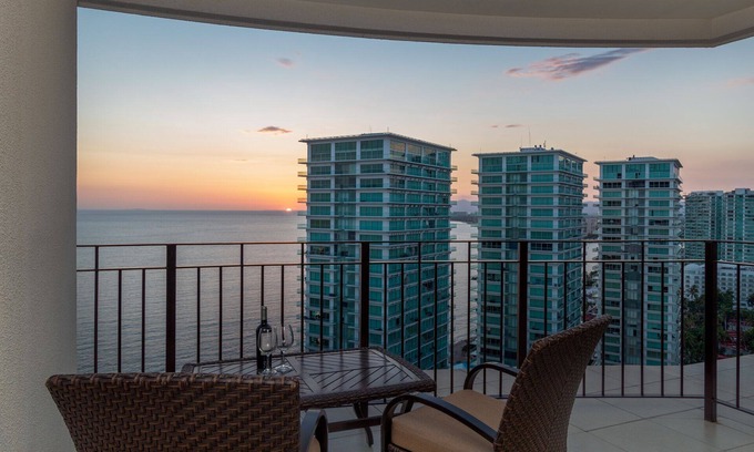 North Hotel Zone Condo | Stunning luxury apartment 22 f Grand Venetian