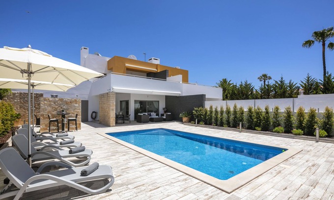 Castelo Villa | Stunning Luxury Villa in High Class Quiet Residential Area - Walkable to Beaches