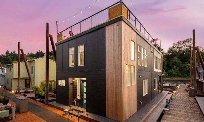 Lair Hill House | Stunning Macadam Floating Home on the Wilamette River! Macadam Float Unit 32B