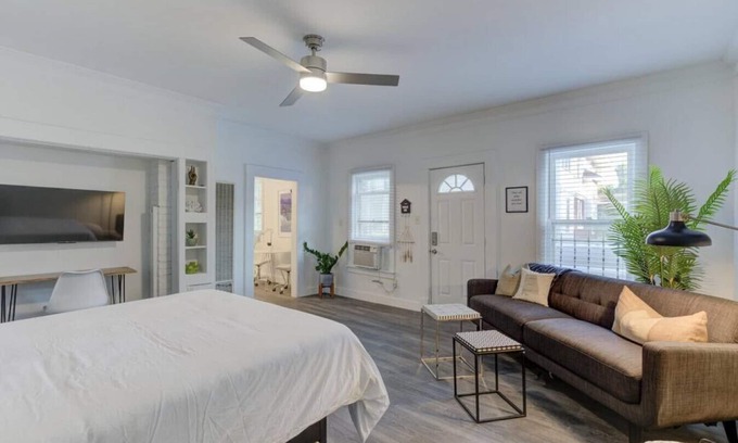 Central Gardens Apartment | Stunning Memphis' Neighborhood-Guest House Retreat